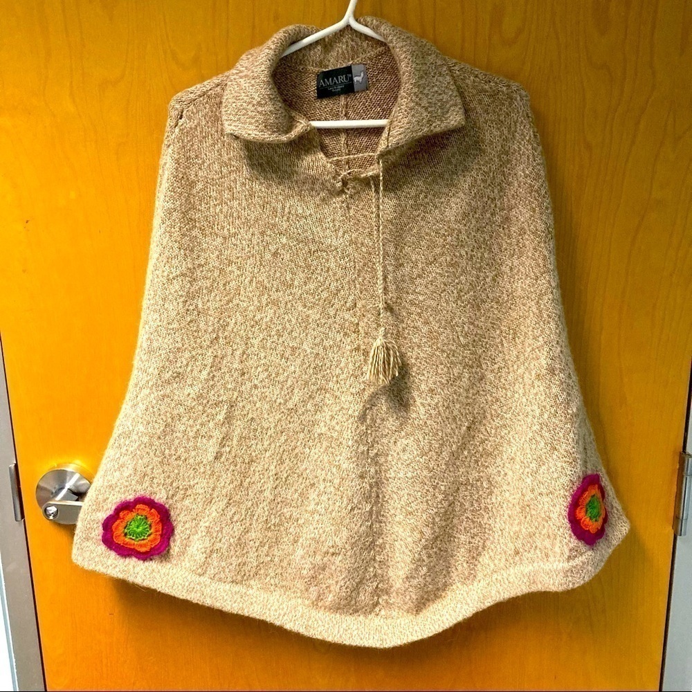 AMARU Sz OS 100% Alpaca Poncho w/ Crochet Appliqués
